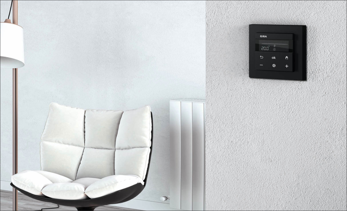 Control de calefacción inteligente de Gira para ajustar la temperatura del hogar con programación horaria en invierno.