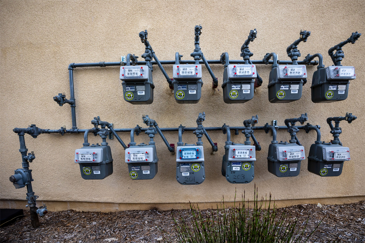 Contador de gas natural en una instalación, en el contexto del despliegue de equipos inteligentes en España hasta 2036