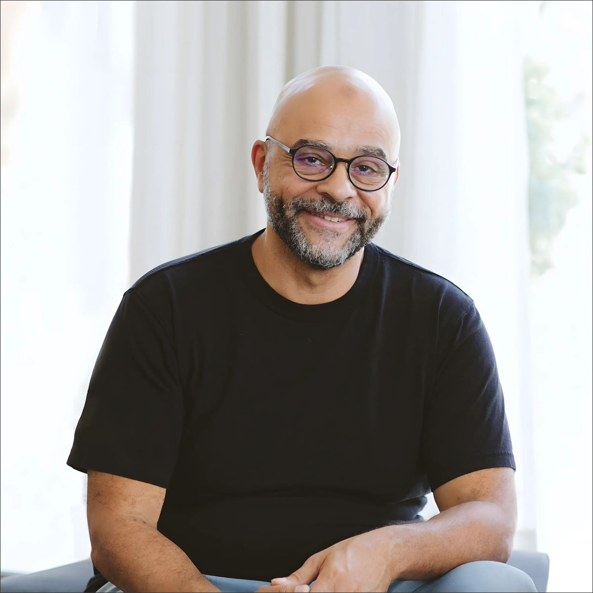 Mo Gawdat posa sentado, con gafas y camiseta negra, en el retrato difundido por ISE.
