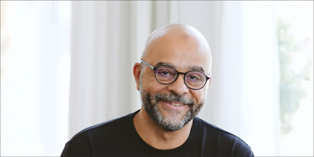Retrato de Mo Gawdat, exdirector de negocio de Google X y ponente de ISE 2027.