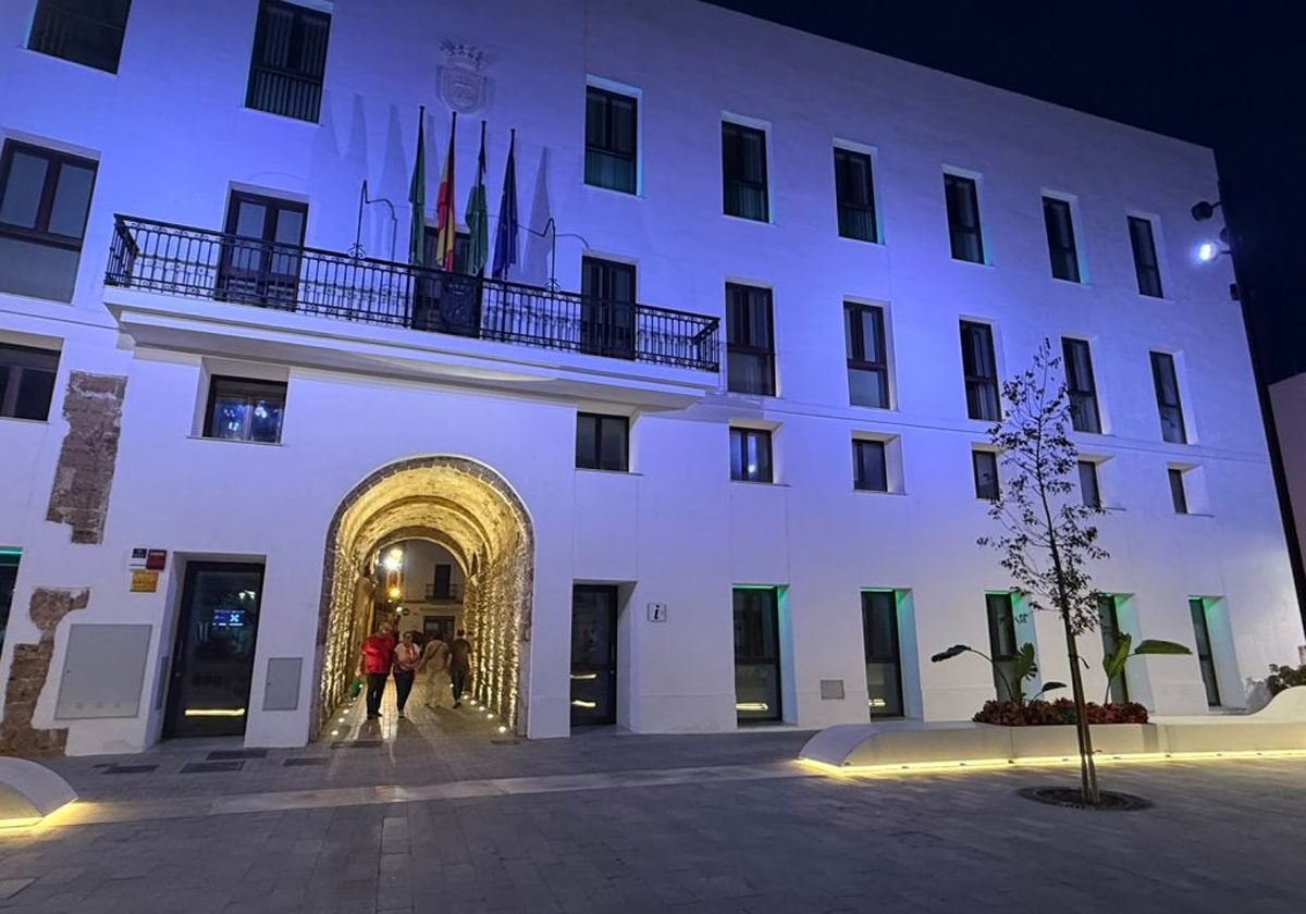 Edificio del antiguo Ayuntamiento de Rota rehabilitado con gestión energética inteligente y soluciones sostenibles KNX en el centro histórico.