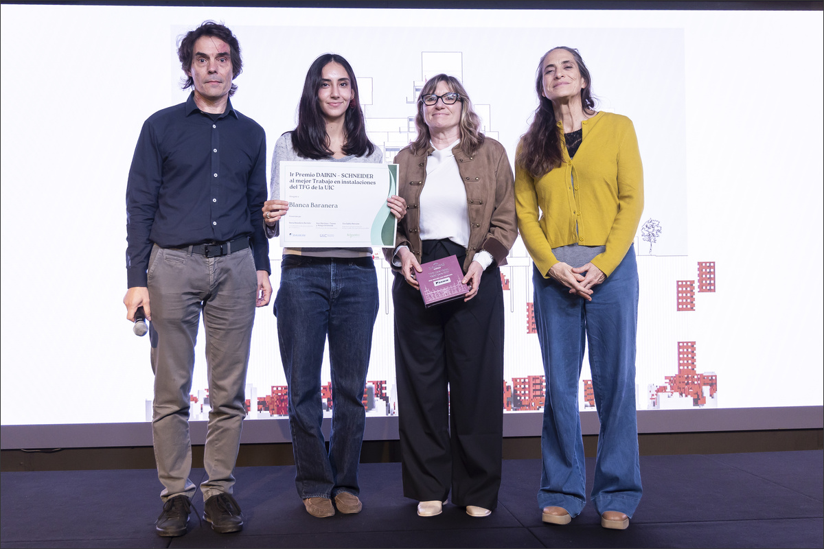 Cuatro personas durante la entrega del Premio TFG Daikin–Schneider Electric con el diploma del proyecto Vapor Turull.