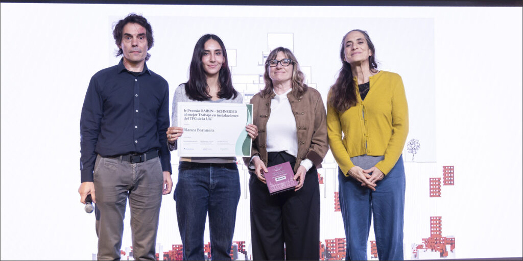 Cuatro personas durante la entrega del Premio TFG Daikin–Schneider Electric con el diploma del proyecto Vapor Turull.